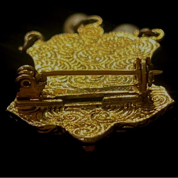 Vintage 1928 brand Gold Tone and Faux Pearl Brooch - Picture 4 of 6